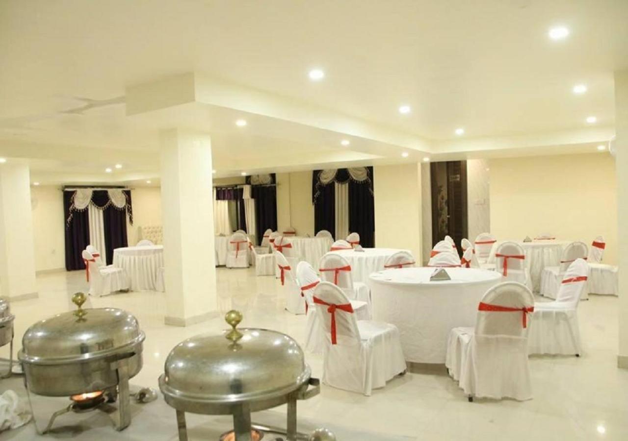 Hotel The Grand Orion Chinhat Exterior foto